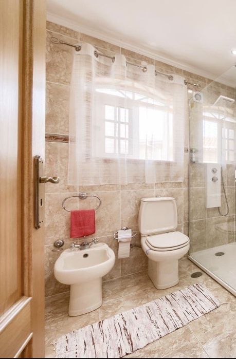 Conjunto WC – Móvel com lavatório, espelho, sanita e bidé
