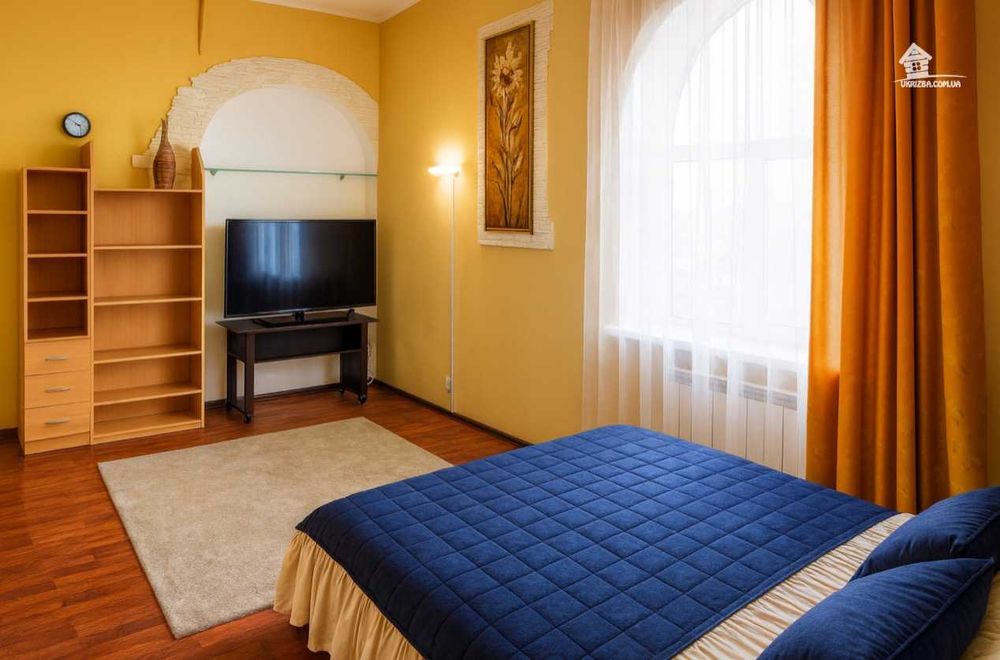 Київ. Будинок 280 кв. Ділянка 15 соток, до 15 осіб.