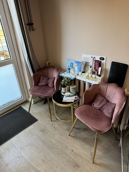 Stylowy zestaw do poczekalni: 2 krzesła muszelki + stolik kawowy