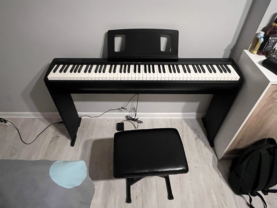 Roland FP10 + Stelaż drewniany + Krzesełko + Pedał