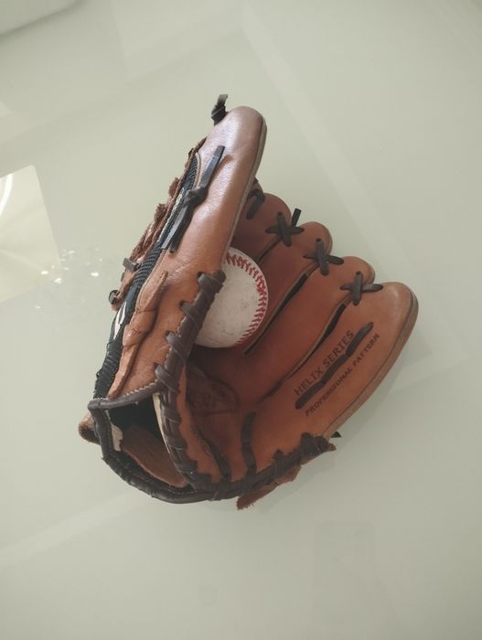 Luva e bola de baseball