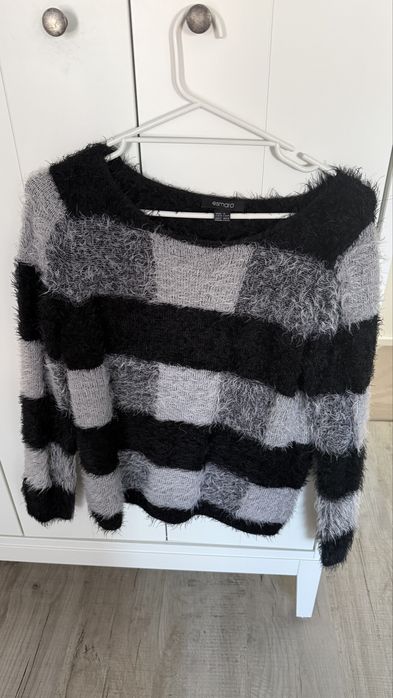 Sweter czarno-biały w kratę Esmara