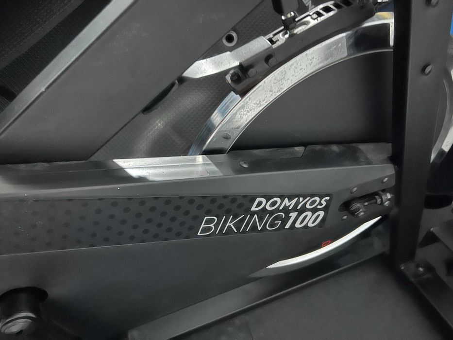 Vendo bicicleta de ciclismo indoor / spinning Domyos Biking 100 da Decathlon.