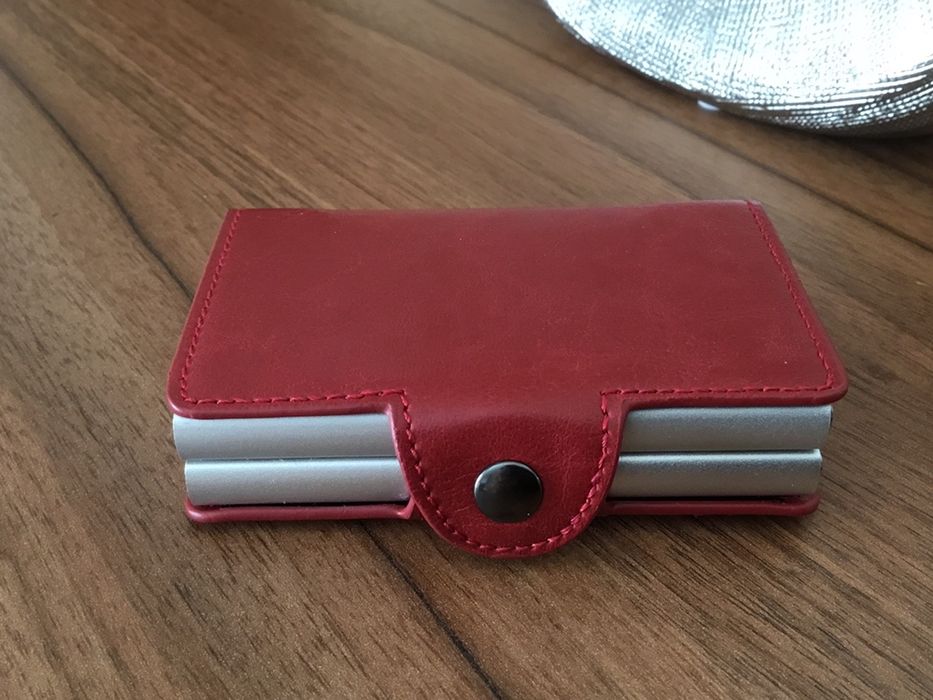 Carteira com protecção Contactless dos seus cartões, revistida a pele