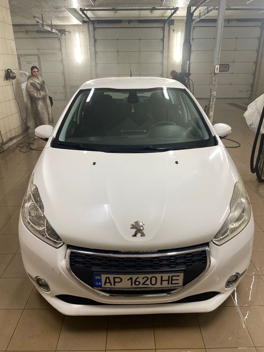 Авто Peugeot 208 2013 року