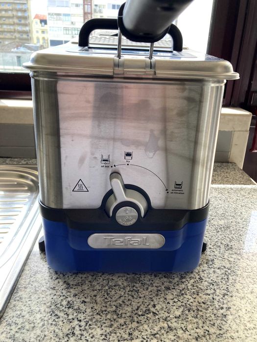 Fritadeira Tefal Oleoclean Inox & Design FR8040 – 3,5L, 2300W