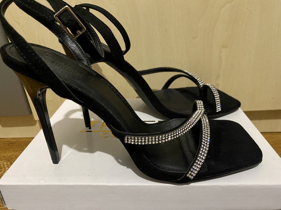 Продам Нові Замшеві босоніжки 38-39 розмір