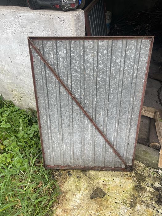 2 portões em ferro em bom estado