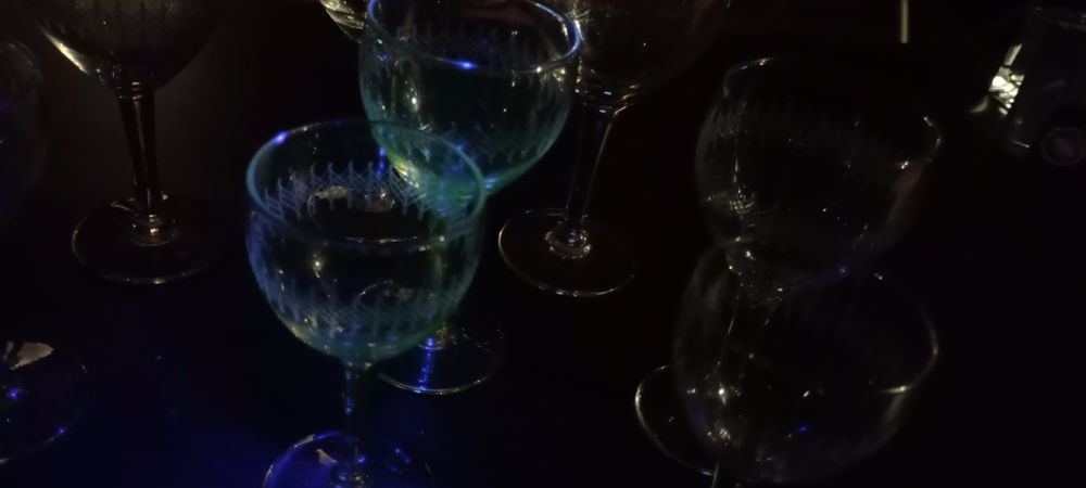 Zestaw 8 kieliszków że szkła uranowego