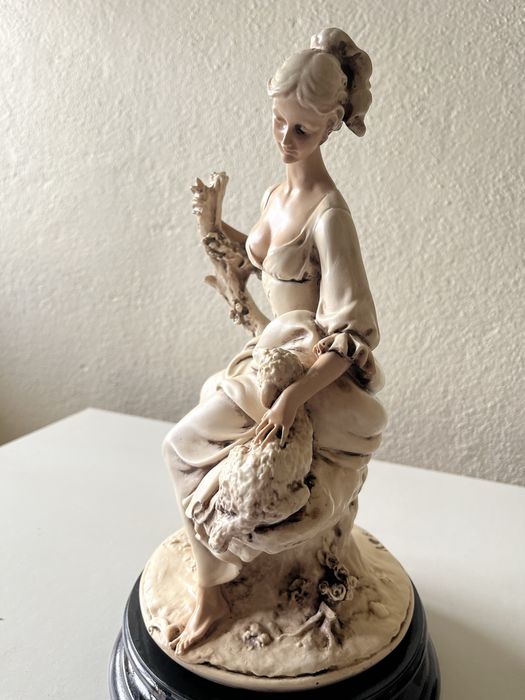 Conjunto duas estatuetas campestres em marfinite