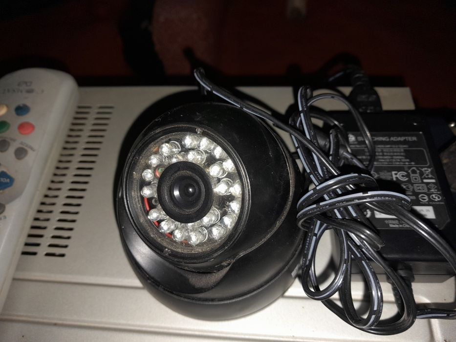 Kamera do monitoringu sprawna z podłączeniami..