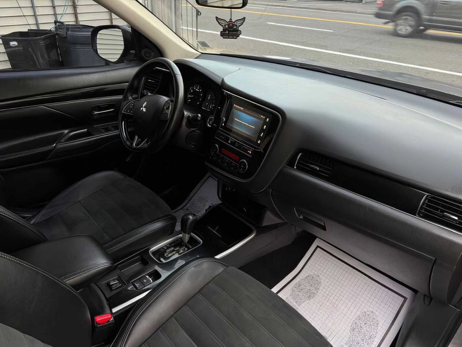 Mitsubishi Outlander      2019