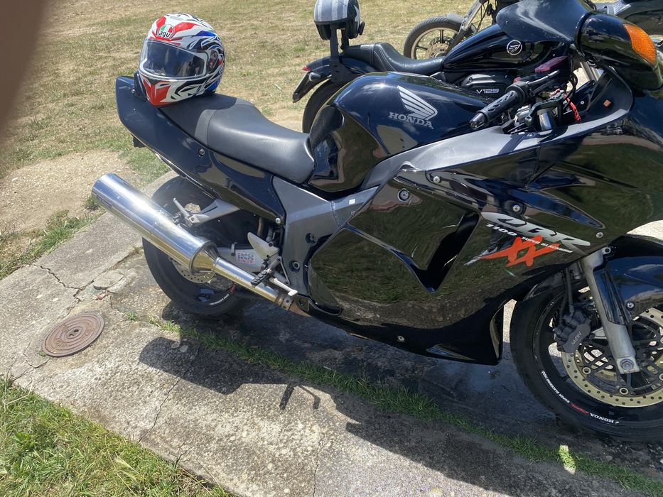 Honda cbr1100xx preta