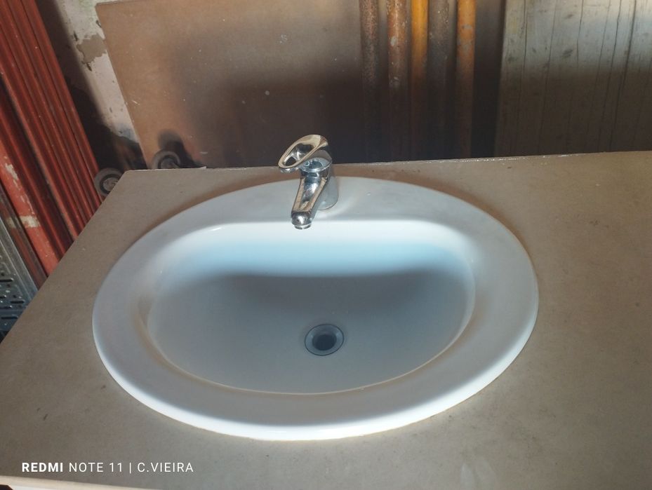 Móvel de casa de banho com espelho