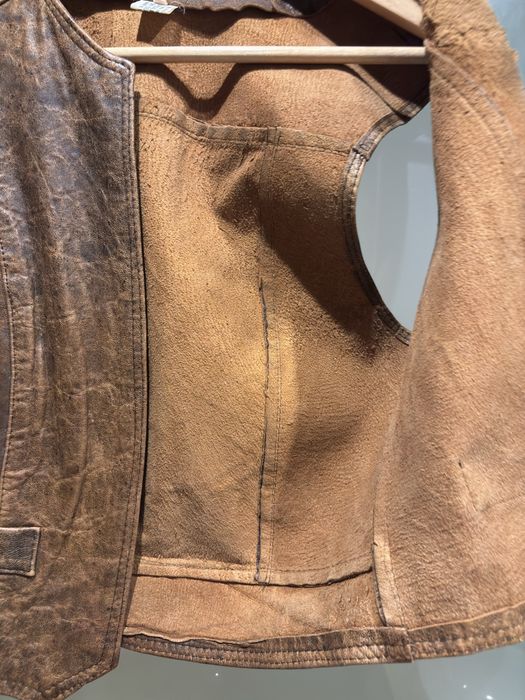 Colete em pele genuína.