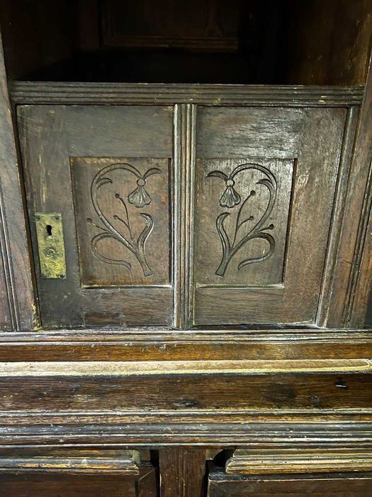 Антикварна шафа з різьбленням (початок XX століття, стиль модерн)