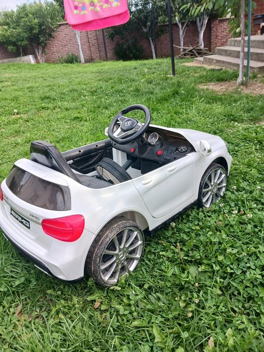 Дитячий електромобіль