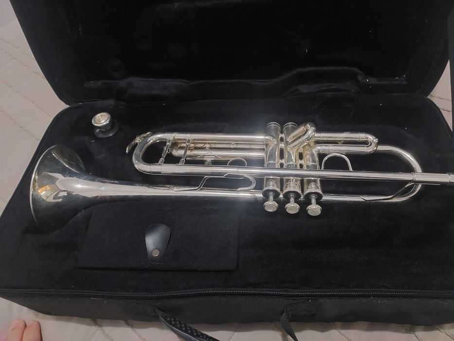 Trompete Stagg 77B + estante para partituras
