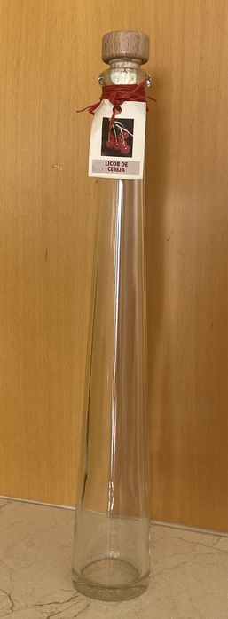 garrafa para várias utilizações , por exemplo , para licores caseiros
