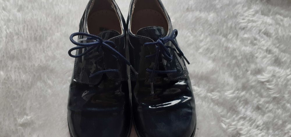 Sapatos de menino azul marinho em verniz
