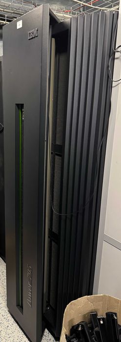 Величезний супер комп'ютер\сервер IBM POWER 795