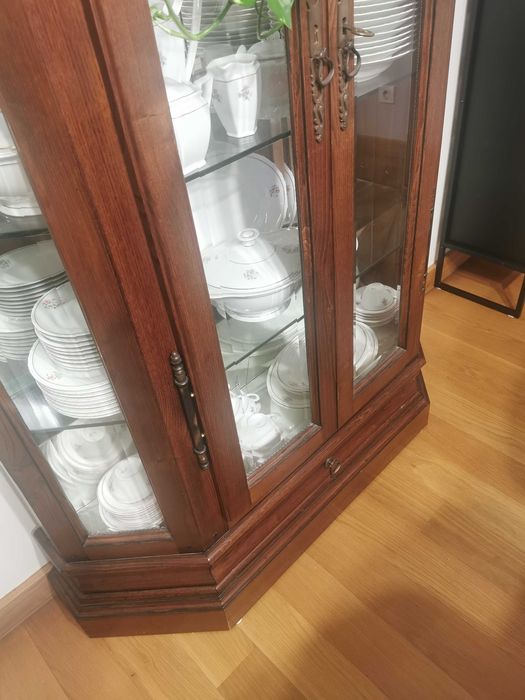 Vendo cristaleira em madeira com prateleiras e espelhos