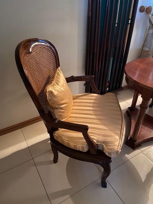 Cadeiras e mesa de apoio