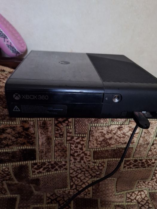 Продам приставку xbox 360.