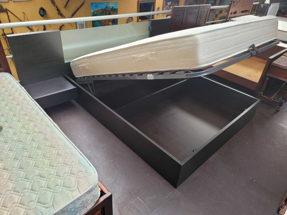 Excelente conjunto de cama com arrumação e iluminação,