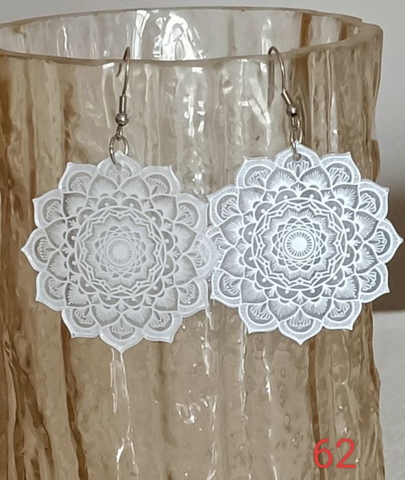 Brincos novos diversos