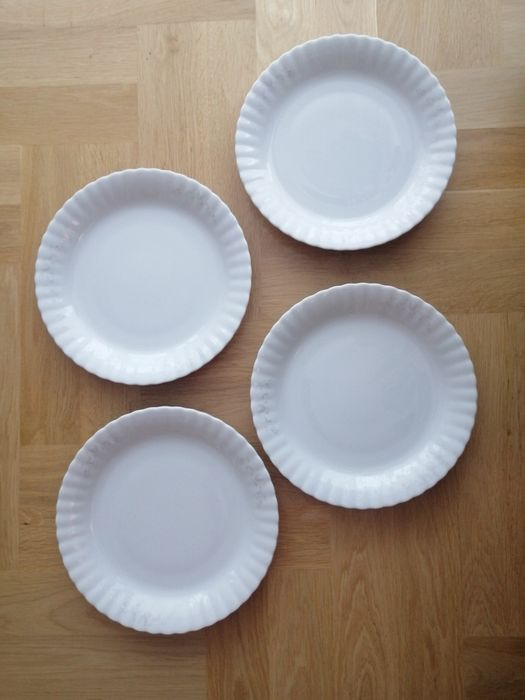 Komplet nowych talerzy Chodzież 4 sztuki