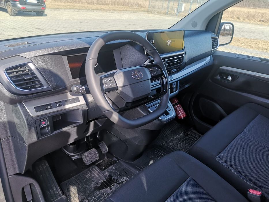 Wynajem busa Śląskie – Toyota Proace Verso LONG 9 osób | Katowice  2026r. Automat