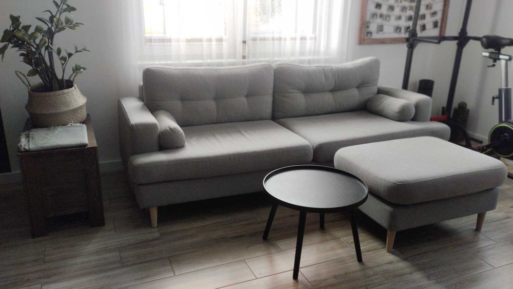 Sofa z funkcją spania z podnóżkiem