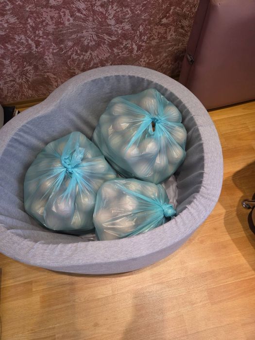 Дитячий басейн з кульками