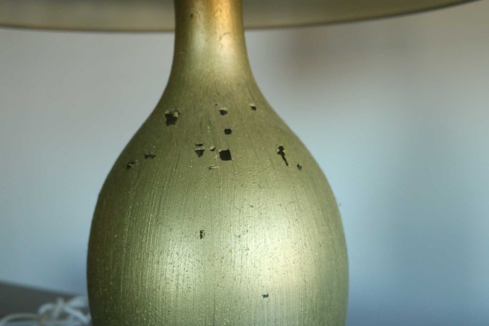Candeeiro de mesa grande branco e dourado