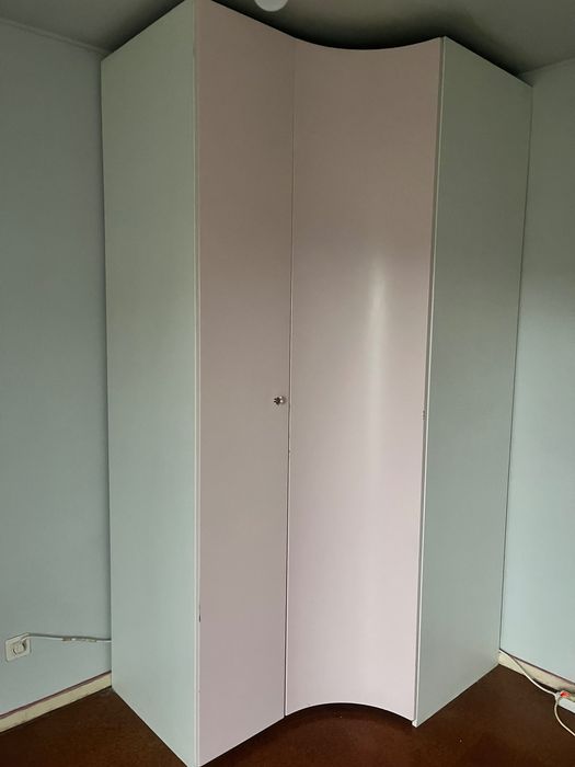 Armário de canto com bastante espaço