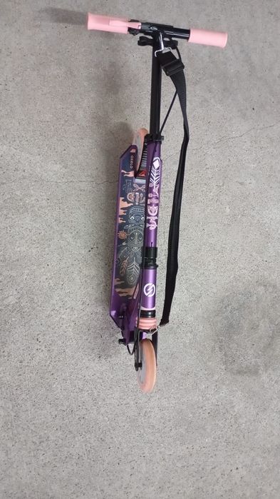 Trotinete lilas como nova