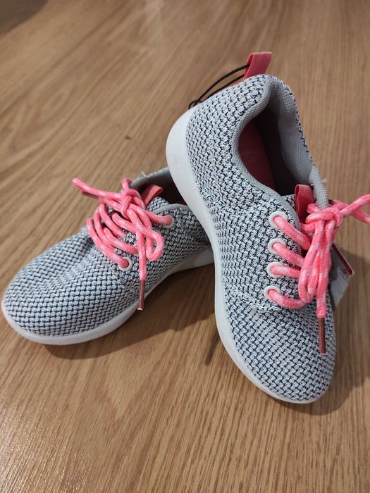 Ténis c/etiqueta para menina
