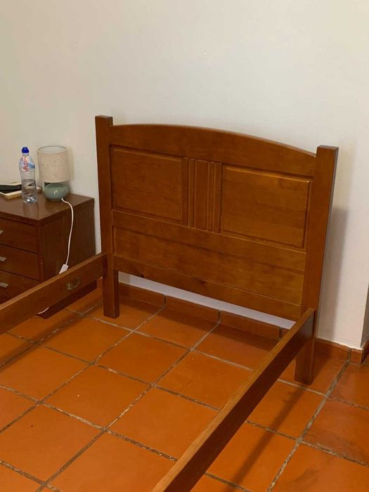 Vendo_ [estrutura] Cama de Criança/Solteiro em ótimo estado em madeira clássica