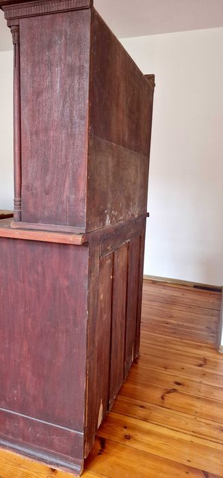 Stara komoda z witryną do restauracji