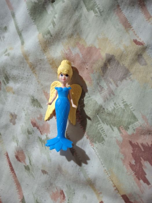 Boneca pequena e bonita