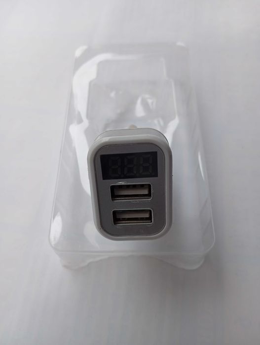 Адаптер автомобильный с вольтметром постоянного тока