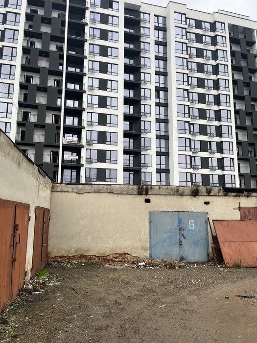 Продам два гаража. Дорого.