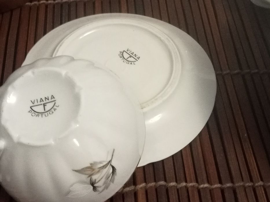 Bule, açucareiro , leiteira e chávena de porcelana de Viana