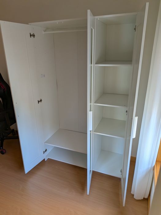 Roupeiro IKEA Brimnes com espelho