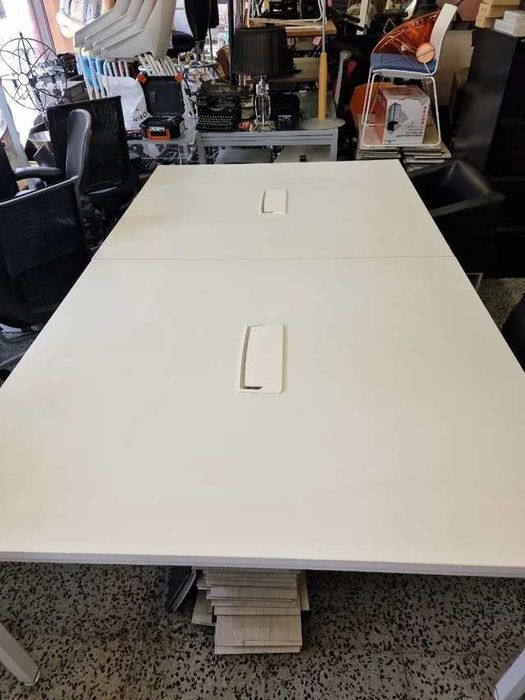 multipuesto marca IKEA modelo Bekant