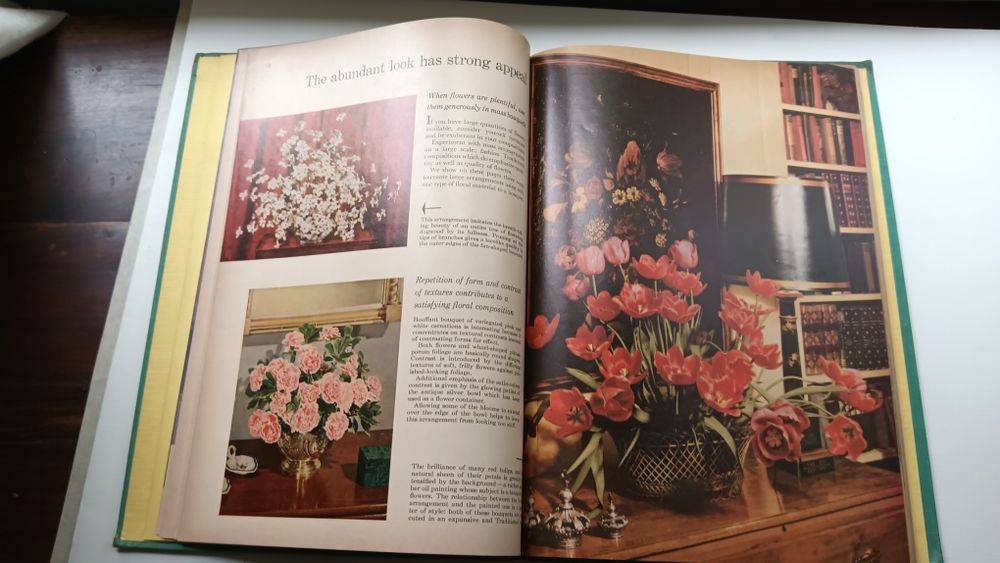 Livro vintage Flower Arranging USA de 1957