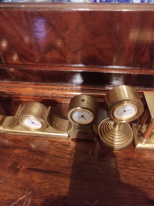 Coleção de relógios em metal pesados