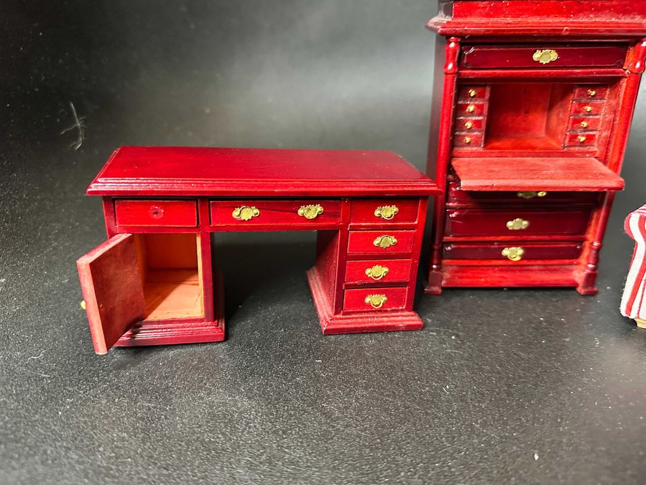 Лот вінтажних меблів з червоного дерева. Для лялькових будиночків.