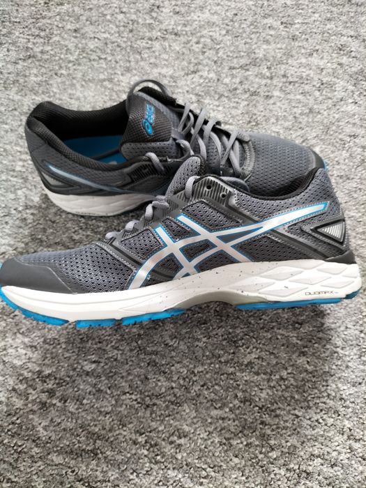 Buty sportowe Asics.